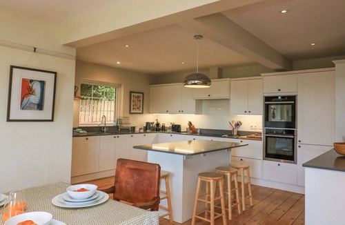 Thurlestone Cottage | SAVERNAKE, pet friendly, with a garden in Thurlestone