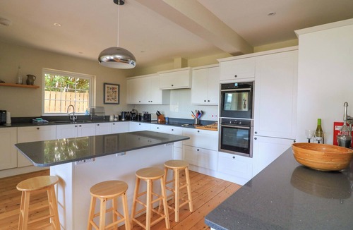 Thurlestone Cottage | SAVERNAKE, pet friendly, with a garden in Thurlestone