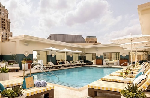 Downtown San Antonio Hotel | Savor An Exhilarating Experience! 4 City View Units, Outdoor Pool, Dogs Allowed!