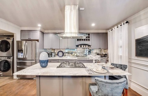 Peak's Suburban Addition Condo | Savor your stay in this elegant Dallas retreat, blending modern comforts with historic charm. Enjoy high-speed Wi-Fi, a smart TV, luxurious king bed, marble finishes, and an award-winning courtyard oasis.