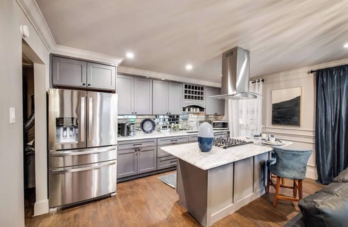 Peak's Suburban Addition Condo | Savor your stay in this elegant Dallas retreat, blending modern comforts with historic charm. Enjoy high-speed Wi-Fi, a smart TV, luxurious king bed, marble finishes, and an award-winning courtyard oasis.