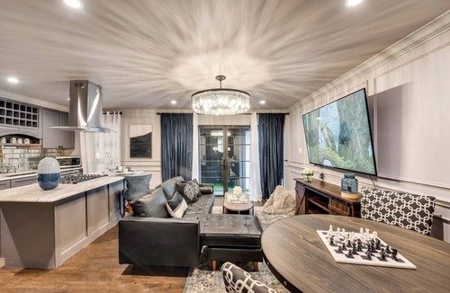 Peak's Suburban Addition Condo | Savor your stay in this elegant Dallas retreat, blending modern comforts with historic charm. Enjoy high-speed Wi-Fi, a smart TV, luxurious king bed, marble finishes, and an award-winning courtyard oasis.