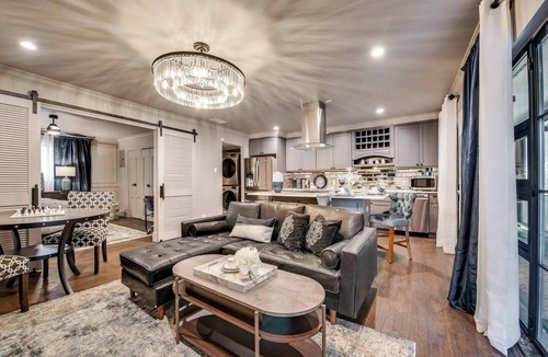 Peak's Suburban Addition Condo | Savor your stay in this elegant Dallas retreat, blending modern comforts with historic charm. Enjoy high-speed Wi-Fi, a smart TV, luxurious king bed, marble finishes, and an award-winning courtyard oasis.