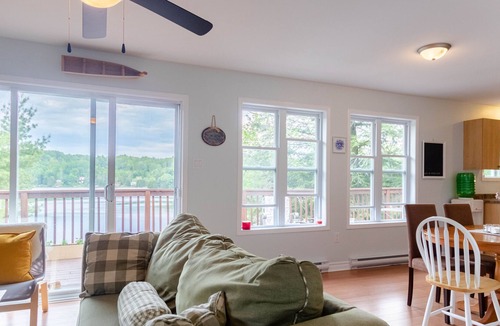 Val-des-Monts Cottage | Savour Waterfront Views at an Enjoyable Cottage