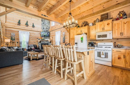 South Bruce Peninsula Cabin | Saw'N Loggz | Log Cabin | SAUNA | AC | Rustic