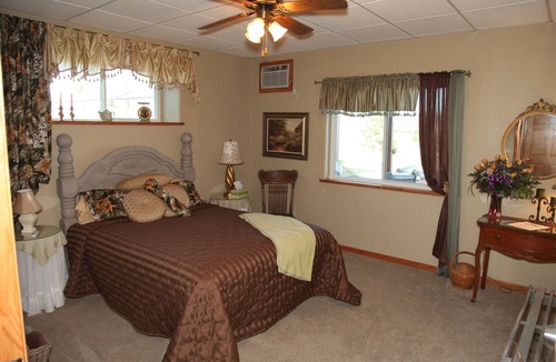 Devils Tower House | Sawin Logs Inn