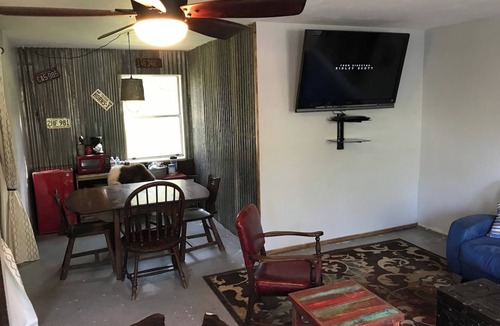 Pottsboro House | Saykm Bungalow Lake Texoma walking distance to sandy beach & boat ramp