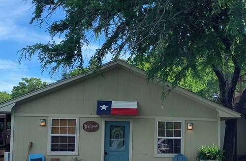 Pottsboro House | Saykm Bungalow Lake Texoma walking distance to sandy beach & boat ramp