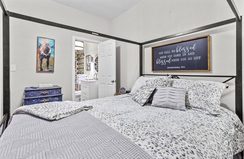 Sayles Blvd. Area House | Sayles Courtyard Bungalow - short or longterm stays