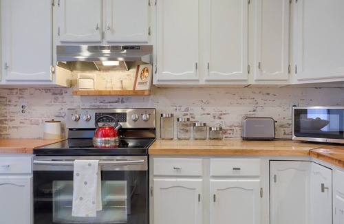 Ephrata House | Scandi-Boho Chic Small Town Getaway - Private Yard