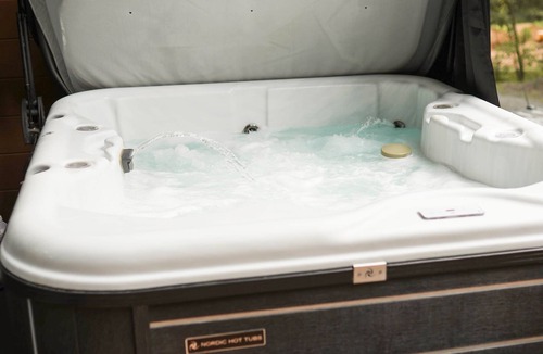 Strasburg Cabin | Scandi Cabin Hot Tub 4 Electric Fireplaces