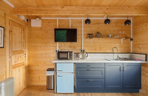 Littleham Cabin | Scandi-Style Cabin in Bideford, Private Parking