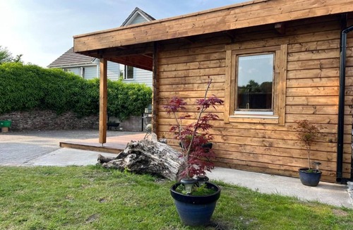 Littleham Cabin | Scandi-Style Cabin in Bideford, Private Parking