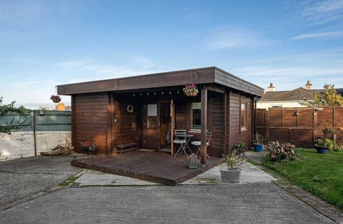 Littleham Cabin | Scandi-Style Cabin in Bideford, Private Parking