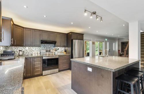 Swiss Meadows House | Scandia Retreat with Hot Tub, Sauna and Fire Pit