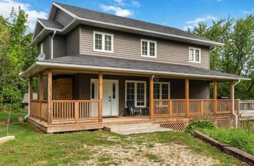 Swiss Meadows House | Scandia Retreat with Hot Tub, Sauna and Fire Pit