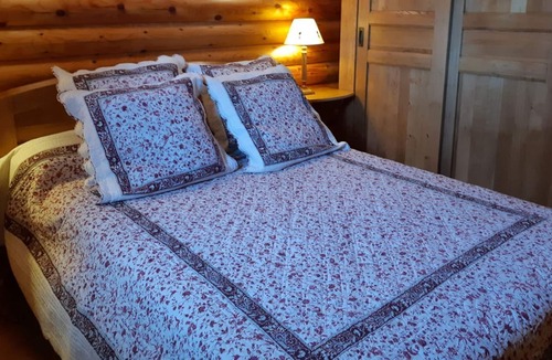 Pyrenees 2000 Ski Chalet | SCANDINAVIAN CHALET ** ALASKAN ** STANDING