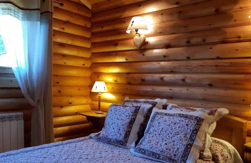 Pyrenees 2000 Ski Chalet | SCANDINAVIAN CHALET ** ALASKAN ** STANDING