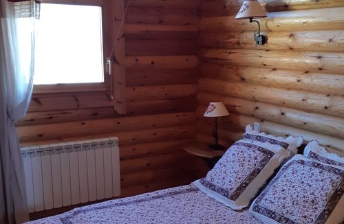 Pyrenees 2000 Ski Chalet | SCANDINAVIAN CHALET ** ALASKAN ** STANDING