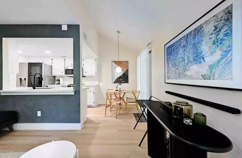 Oak Forest House | Scandinavian comfort, 2bd 1.5bthn