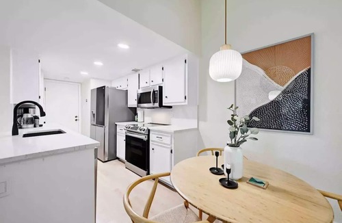 Oak Forest House | Scandinavian comfort, 2bd 1.5bthn