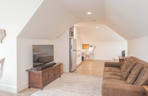 Austin House | Scarlet Ridge Retreat - Near Wineries & DT Austin!