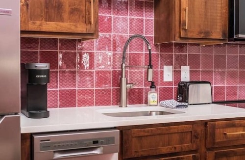 Sedalia Apartment | Scarlet Suite