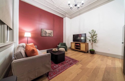 Sedalia Apartment | Scarlet Suite