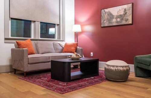 Sedalia Apartment | Scarlet Suite