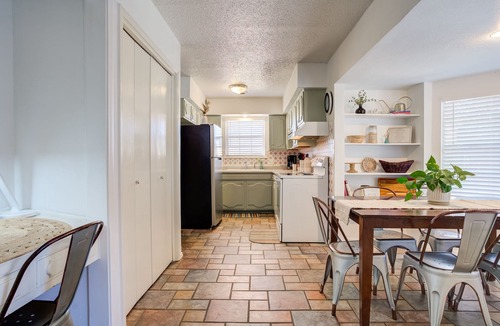 Lubbock House | Scarlet Sunsets + Hot Tub + Game Suite + 5BR Sleeps 18 + Central LBK