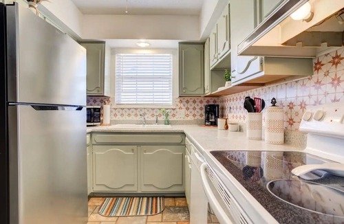 Lubbock House | Scarlet Sunsets + Hot Tub + Game Suite + 5BR Sleeps 18 + Central LBK