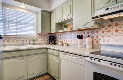 Lubbock House | Scarlet Sunsets + Hot Tub + Game Suite + 5BR Sleeps 18 + Central LBK