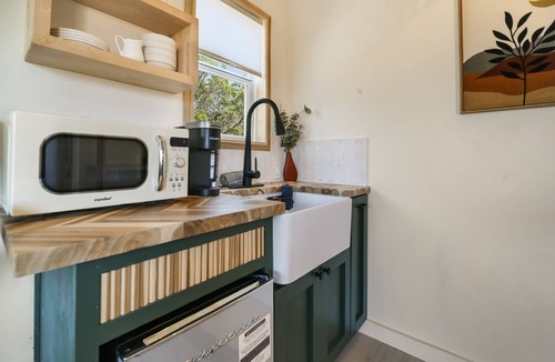 Valley Mills Cabin | Scenic 1-bedroom cabin in beautiful Valley Mills with hot tub, deck, fire pit