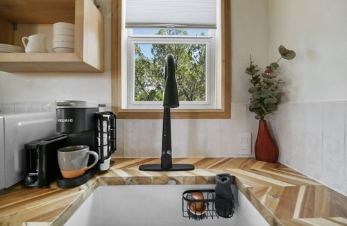 Valley Mills Cabin | Scenic 1-bedroom cabin in beautiful Valley Mills with hot tub, deck, fire pit
