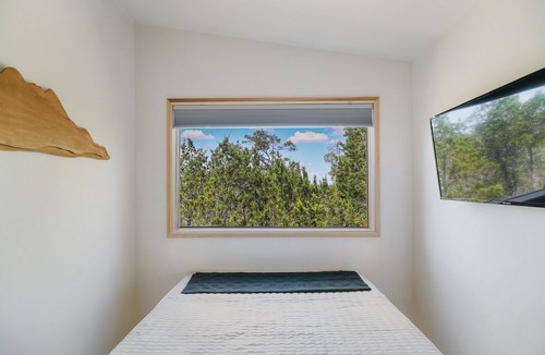 Valley Mills Cabin | Scenic 1-bedroom cabin in beautiful Valley Mills with hot tub, deck, fire pit