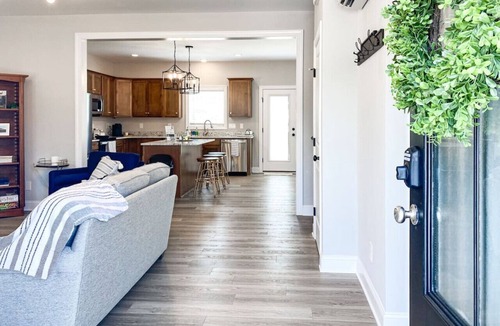 Forest House | Scenic 3-Bed Home - Modern, Serene, Keyless Entry!