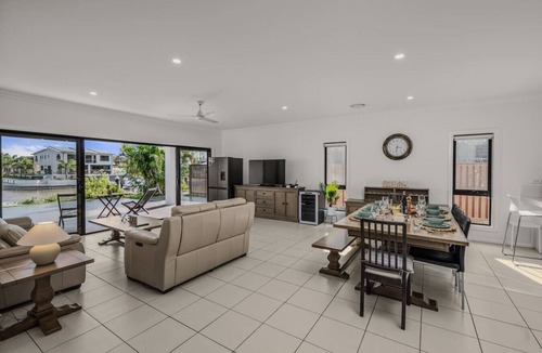 Coomera House | Scenic 5-Bed Riverview Classic & Relaxing Escape