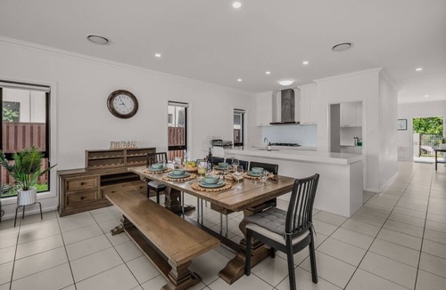 Coomera House | Scenic 5-Bed Riverview Classic & Relaxing Escape