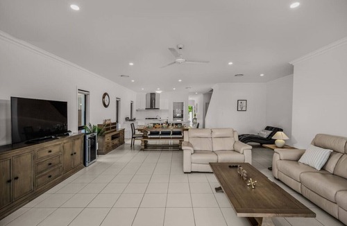 Coomera House | Scenic 5-Bed Riverview Classic & Relaxing Escape