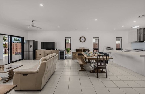 Coomera House | Scenic 5-Bed Riverview Classic & Relaxing Escape