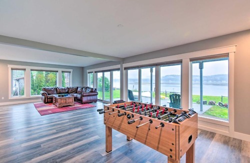 Allyn-Grapeview House | Scenic and Spacious Getaway on North Bay with Deck!