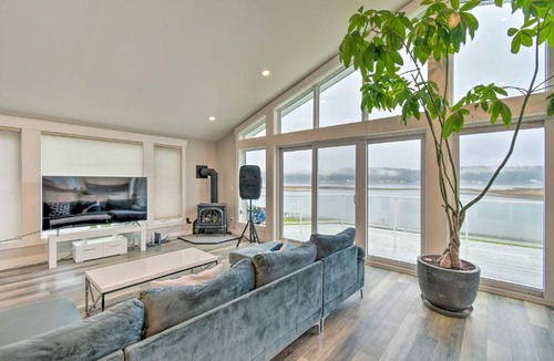 Allyn-Grapeview House | Scenic and Spacious Getaway on North Bay with Deck!