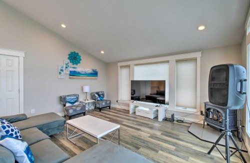 Allyn-Grapeview House | Scenic and Spacious Getaway on North Bay with Deck!