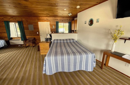 Bayview Hotel | Scenic Bay Motel room 4