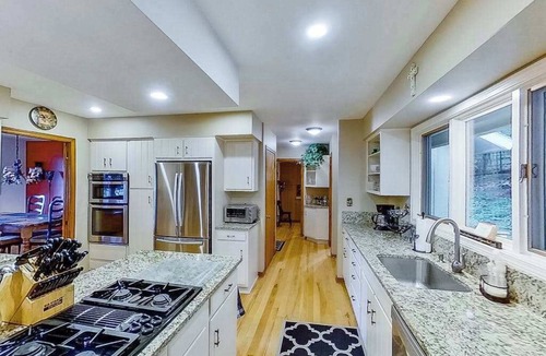 Birchwood Farms House | Scenic bay view home w/a full kitchen + family-friendly