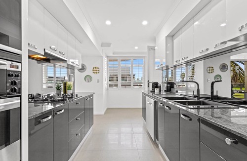 Port Melbourne Apartment | Scenic Beachside 3-bedroom with Water Views