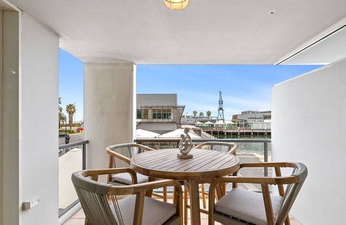Port Melbourne Apartment | Scenic Beachside 3-bedroom with Water Views