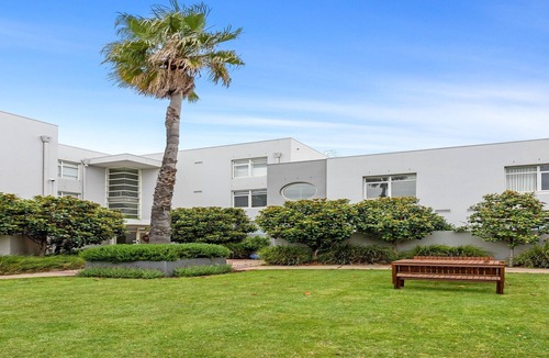 Port Melbourne Apartment | Scenic Beachside 3-bedroom with Water Views