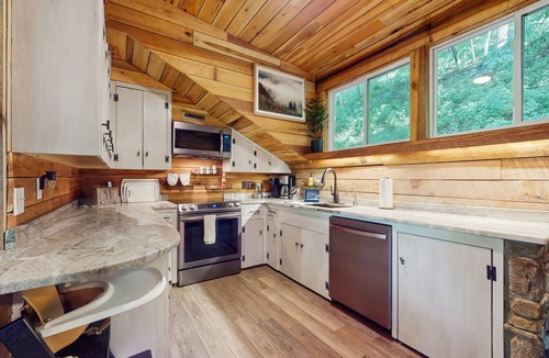 Horse Shoe House | Scenic cabins with fireplaces, children's items, W/D - dog-friendly