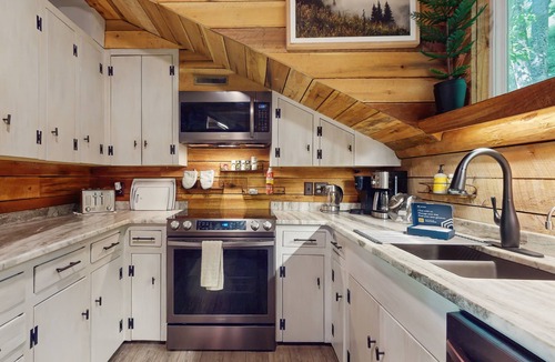 Horse Shoe House | Scenic cabins with fireplaces, children's items, W/D - dog-friendly